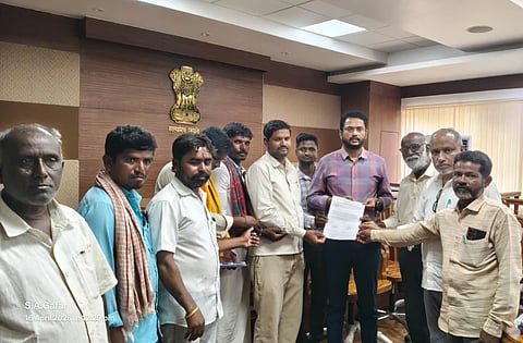 ಕೊಪ್ಪಳದಲ್ಲಿ ಬಸಾಪೂರ ಕೆರೆಯನ್ನು ಮುಕ್ತಗೊಳಿಸುವಂತೆ ಪ್ರಗತಿಪರ ಸಂಘಟನೆಗಳ ಒಕ್ಕೂಟದಿಂದ ಎಡಿಸಿ ಸಿದ್ರಾಮೇಶ್ವರ ಅವರಿಗೆ ಮನವಿ ಸಲ್ಲಿಸಲಾಯಿತು. ಅಧ್ಯಕ್ಷ ಎಸ್​.ಎ.ಗಫಾರ್​, ಮುಖ್ಯ ಸಂಚಾಲಕ ಬಸವರಾಜ್​ ಶೀಲವಂತರ್​, ಮಂಗಳೇಶ ರಾಥೋಡ್​, ಯಮನೂರಪ್ಪ ಹಾಲಳ್ಳಿ ಇದ್ದರು.