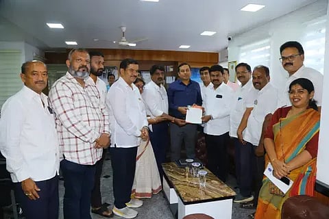 ಮಳೆ ಗಾಳಿಯಿಂದ ಶಿವಮೊಗ್ಗ ಗ್ರಾಮಾಂತರದಲ್ಲಿ ಉಂಟಾಗಿರುವ ಹಾನಿಗೆ ತ್ವರಿತ ಪರಿಹಾರ ಒದಗಿಸುವಂತೆ ಬಿ.ವೈ.ರಾಘವೇಂದ್ರ ಎನ್.ಹೇಮಂತ್ ಅವರಿಗೆ ಮನವಿ ಸಲ್ಲಿಸಿದರು. ಡಿ.ಎಸ್.ಅರುಣ್, ಕೆ.ಎನ್.ಜಗದೀಶ್, ಅಶೋಕ್ ನಾಯ್ಕ ಇತರರಿದ್ದರು.