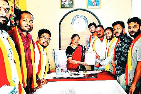 ದಾವಣಗೆರೆಯಲ್ಲಿ ಸೋಮವಾರ ಕನ್ನಡಿಗರ ಕರ್ನಾಟಕ ರಕ್ಷಣಾ ವೇದಿಕೆ ಪದಾಧಿಕಾರಿಗಳು, ಖಾಸಗಿ ಶಾಲೆಗಳ ಕಾನೂನು ಬದ್ಧತೆಯ ವಿವರ ನೀಡುವಂತೆ ಬಿಇಒಗೆ ಮನವಿ ಸಲ್ಲಿಸಿದರು. ಸುರೇಶ್ ಎಂ, ಸಂತೋಷ್ ನಾಯ್ಕ, ವಿನಯ್, ಪ್ರಶಾಂತ್, ಕಿರಣ್ ಕುಮಾರ್, ಸುನೀಲ್, ಸಾಗರ್, ಪೃಥ್ವಿ, ಅಜಿತ್ ಇದ್ದರು.