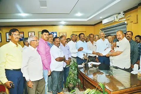 ಶಿವಮೊಗ್ಗ ಖಾಸಗಿ ಬಸ್ ನಿಲ್ದಾಣ ಸಮರ್ಪಕ ನಿರ್ವಹಣೆಗೆ ಒತ್ತಾಯಿಸಿ ನಾಗರಿಕ ಹಿತರಕ್ಷಣಾ ವೇದಿಕೆಗಳ ಒಕ್ಕೂಟದ ಪ್ರಮುಖರು ಶಾಸಕ ಎಸ್.ಎನ್.ಚನ್ನಬಸಪ್ಪ ಅವರಿಗೆ ಮನವಿ ಸಲ್ಲಿಸಿದರು. ಕೆ.ವಿ.ವಸಂತ್‌ಕುಮಾರ್, ಎಸ್.ಆರ್.ಗೋಪಾಲ್, ಡಾ. ಎ.ಸತೀಶ್‌ಕುಮಾರ್ ಶೆಟ್ಟಿ ಇತರರಿದ್ದರು.