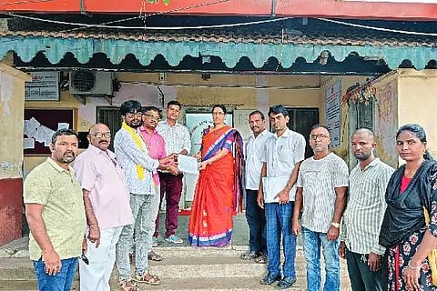 ದಲಿತ-ದಮನಿತರ ಹೋರಾಟ ಸಮಿತಿಯ ಪದಾಧಿಕಾರಿಗಳು ಉಪ ವಿಭಾಗಾಧಿಕಾರಿ ಕಚೇರಿಯಲ್ಲಿ ಮನವಿ ಸಲ್ಲಿಸಿದರು. ಸತೀಶ್ ಅರವಿಂದ್, ರಾಮಾಂಜನೇಯ, ಸುರೇಶ್ ಶಿಡ್ಲಪ್ಪ, ವೆಂಕಟೇಶ್, ಪವಿತ್ರ, ಮಾಡಾಳ್ ಶಿವಕುಮಾರ್, ಯಲ್ಲಪ್ಪ, ಗೋವಿಂದಪ್ಪ, ರಘು, ಉಮೇಶ್, ನಾಗೇಶ್ ಇದ್ದರು.
