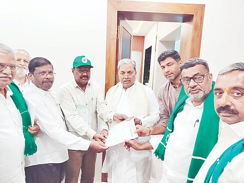  ದಸರಾದಲ್ಲಿ ಕಂಬಳ ಆಯೋಜನೆಯನ್ನು ಕೈಬಿಡಬೇಕು ಎಂದು ಆಗ್ರಹಿಸಿ ವಿವಿಧ ಸಂಘಟನೆಗಳ ನಿಯೋಗವು ಮಾಜಿ ಸಿಎಂ ಸಿದ್ದರಾಮಯ್ಯ ಅವರಿಗೆ ಮನವಿ ಸಲ್ಲಿಸಿತು. ದರ್ಶನ್ ಪುಟ್ಟಣ್ಣಯ್ಯ, ಬಡಗಲಪುರ ನಾಗೇಂದ್ರ, ಇಂದೂಧರ ಹೊನ್ನಾಪುರ, ಗುರುಪ್ರಸಾದ್ ಕೆರಗೋಡು, ಚಾಮರಸ ಪಾಟೀಲ, ಪ್ರೊ.ಕಾಳಚನ್ನೇಗೌಡ, ಹೊಸೂರು ಕುಮಾರ್, ಪರಶುರಾಮೇಗೌಡ ಇದ್ದರು.