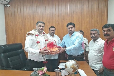 ಅಸೋಸಿಯೇಷನ್ ವತಿಯಿಂದ ಶಾಸಕ ಎ.ಎಸ್.ಪೊನ್ನಣ್ಣ ಅವರನ್ನು ಸನ್ಮಾನಿಸಿ ಗೌರವಿಸಲಾಯಿತು. ಜಾನ್ಸನ್ ಪಿಂಟೋ, ಜೋಕಿಂ ರಾಡ್ರಿಗಸ್, ಆಗಸ್ಟಿನ್ ಸೇವಿಯರ್ ಇತರರಿದ್ದರು.