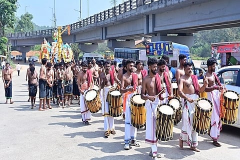ಭಾಗಮಂಡಲದಲ್ಲಿ ಮಂಡಲ ಪೂಜೆ ಹಿನ್ನೆಲೆಯಲ್ಲಿ ನಡೆದ ಮೆರವಣಿಗೆಯಲ್ಲಿ ಅಯ್ಯಪ್ಪ ಮಾಲಾಧಾರಿಗಳು ಪಾಲ್ಗೊಂಡಿದ್ದರು.