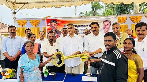 ಕೆದಮುಳ್ಳೂರು ಗ್ರಾಮದಲ್ಲಿ ಪರಿಶಿಷ್ಟ ವರ್ಗಗಳ ಕಲ್ಯಾಣ ಇಲಾಖೆ ವತಿಯಿಂದ ನೂತನವಾಗಿ ನಿರ್ಮಿಸಿರುವ ಮನೆಗಳ ಬೀಗದ ಕೀಯನ್ನು ಶಾಸಕ ಎ.ಎಸ್.ಪೊನ್ನಣ್ಣ ಅವರು ಆದಿವಾಸಿ ಕುಟುಂಬಗಳಿಗೆ ಶುಕ್ರವಾರ ನೀಡುವ ಮೂಲಕ ಹಸ್ತಾಂತರಿಸಿದರು. ಎಸ್.ಹೊನ್ನೇಗೌಡ, ಧರ್ಮಜ ಉತ್ತಪ್ಪ, ಪಿ.ವಿ.ಜಾನ್ಸನ್ ಇತರರಿದ್ದರು.