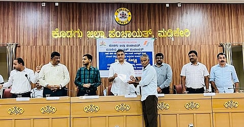  ಮಡಿಕೇರಿ ತಾಲೂಕು ೧೮ ಗ್ರಾಮ ಪಂಚಾಯಿತಿ ವ್ಯಾಪ್ತಿಯಲ್ಲಿ ಬಸವ ಮತ್ತು ಅಂಬೇಡ್ಕರ್ ವಸತಿ ಯೋಜನೆಯಡಿಯಲ್ಲಿ ಆಯ್ಕೆ ಆಗಿರುವ ಅರ್ಹ ಫಲಾನುಭವಿಗಳಿಗೆ ನೂತನ ಮನೆ ನಿರ್ಮಾಣ ಕಾಮಗಾರಿ ಆದೇಶ ಪ್ರತಿಯನ್ನು ಶಾಸಕರಾದ ಎ.ಎಸ್.ಪೊನ್ನಣ್ಣ ಅವರು ವಿತರಿಸಿದರು. ಎಸ್.ಜೆ.ಸೋಮಶೇಖರ್, ಆನಂದ್ ಪ್ರಕಾಶ್ ಮೀನಾ, ಶೇಖರ್ ಇತರರಿದ್ದರು.