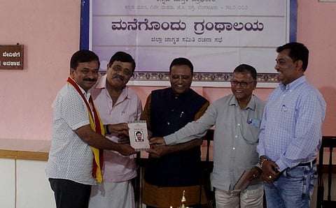 ಮನೆಗೊಂದು ಗ್ರಂಥಾಲಯ ಕಾರ್ಯಕ್ರಮದಲ್ಲಿ ಅರ್ಹತಾ ಪತ್ರವನ್ನು ವಿತರಿಸಲಾಯಿತು. ಡಾ.ಮಾನಸ, ಟಿ.ಪಿ.ರಮೇಶ್, ಎಂ.ಪಿ.ಕೇಶವ ಕಾಮತ್, ಎಚ್.ಟಿ.ಅನಿಲ್ ಇದ್ದರು.
