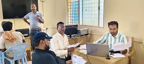 ಮಾವು ಮಾರಾಟ ನೋಂದಣಿಗೆ ಸಾಲಿನಲ್ಲಿ ನಿಂತಿರುವ ರೈತರು.