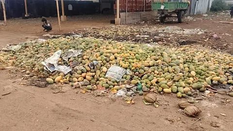 ಮಾರುಕಟ್ಟೆಯಲ್ಲಿ ಕಸ ವಿಲೇವಾರಿ ಮಾಡದೇ ಇರುವುದು.