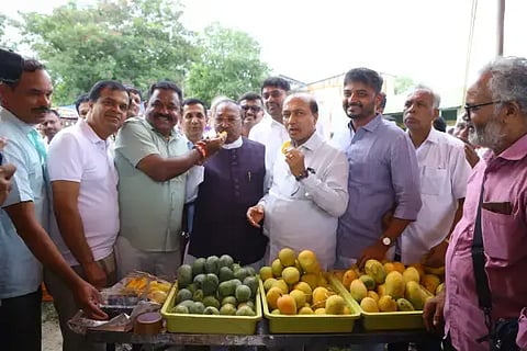 ಹಾಪ್‌ಕಾಮ್ಸ್‌ನಿಂದ ಏರ್ಪಡಿಸಿದ್ದ ಮಾವು ಹಾಗೂ ಹಲಸು ಮೇಳದಲ್ಲಿ ಕೆ.ಎಸ್.ಈಶ್ವರಪ್ಪ, ಆರ್.ಎಂ.ಮಂಜುನಾಥ ಗೌಡ ಮಾವು ಸವಿದರು. ವಿಜಯಕುಮಾರ್, ನಾಗೇಶ್ ನಾಯ್ಕ, ಮಧು ಮುಂತಾದವರಿದ್ದರು.