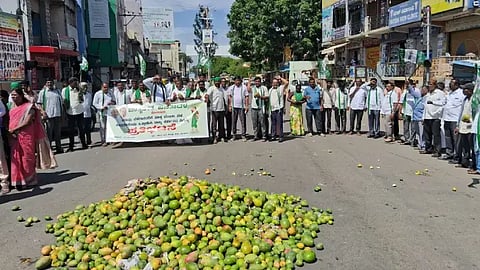 ಕೋಲಾರ ನಗರದ ಬಸ್​ ನಿಲ್ದಾಣದ ವೃತ್ತದಲ್ಲಿ ವಿವಿಧ ಸಂ ಸಂಸ್ಥೆಗಳ ಮುಖಂಡರು ಸೋಮವಾರ ಜಿಲ್ಲಾ ಬಂದ್​ ಬೆಂಬಲಿಸಿ ಪ್ರತಿಭಟನೆ ನಡೆಸಿದರು.