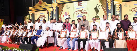 ಮುಕ್ತಗಂಗೋತ್ರಿಯ ಘಟಿಕೋತ್ಸವ ಭವನದಲ್ಲಿ 2018 ಮತ್ತು 2019ನೇ ಸಾಲಿನ ರಾಜ್ಯ ಚಲನಚಿತ್ರ ವಿಭಾಗದ ವಿವಿಧ ಪ್ರಶಸ್ತಿಗಳನ್ನು ಮುಖ್ಯಮಂತ್ರಿ ಸಿದ್ದರಾಮಯ್ಯ ಪ್ರದಾನ ಮಾಡಿದರು. ಡಾ.ಎಚ್.ಸಿ.ಮಹದೇವಪ್ಪ, ಸುನಿಲ್ ಬೋಸ್ ಸೇರಿದಂತೆ ಇನ್ನಿತರರಿದ್ದರು