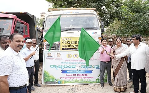 ತ್ಯಾಜ್ಯದಿಂದ ಸ್ವಾತಂತ್ರ್ಯ ಅಭಿಯಾನಕ್ಕೆ  ಮಹದೇವಪುರ ಕ್ಷೇತ್ರದ ಚಿನ್ನಪ್ಪನಹಳ್ಳಿ ಬಳಿ  ಶಾಸಕಿ ಮಂಜುಳಾ ಲಿಂಬಾವಳಿ ಅಭಿಯಾನಕ್ಕೆ  ಚಾಲನೆ ನೀಡಿದರು. 