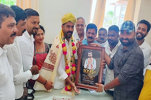 ಶಾಸಕರಾಗಿ ಮೂರು ವರ್ಷಗಳನ್ನು ಪೂರೈಸಿದ ಮಡಿಕೇರಿ ಶಾಸಕ ಡಾ. ಮಂತರ್ ಗೌಡ ಅವರನ್ನು ಮಡಿಕೇರಿ ಬ್ಲಾಕ್ ಕಾಂಗ್ರೆಸ್ ಪ್ರಚಾರ ಸಮಿತಿಯಿಂದ ಸನ್ಮಾನಿಸಿ ಗೌರವಿಸಲಾಯಿತು. ವಿ.ಜಿ. ಮೋಹನ್, ಹೆಚ್.ಎ. ಹಂಸ, ಶಾಂತೆಯAಡ ವೀಣಾ ಅಚ್ಚಯ್ಯ, ಬಿ.ವೈ. ರಾಜೇಶ್, ಹರಿಪ್ರಸಾದ್ ಕೋಚನ ಮತ್ತಿತರರು ಇದ್ದರು.