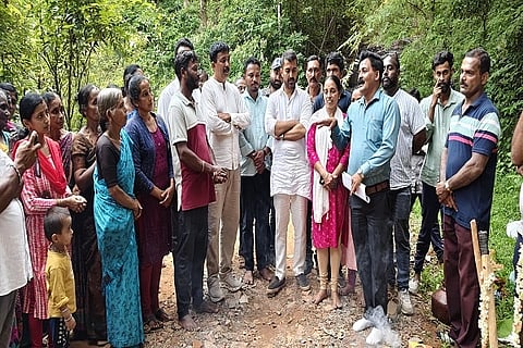  ಗಾಳಿಬೀಡು ಪಂಚಾಯಿತಿ ವ್ಯಾಪ್ತಿಯ 2ನೇ ಮೊಣ್ಣಂಗೇರಿ ಗ್ರಾಮದಲ್ಲಿ ರಸ್ತೆ ಅಭಿವೃದ್ಧಿಗೆ ಮಡಿಕೇರಿ ಶಾಸಕ ಡಾ. ಮಂತರ್ ಗೌಡ ಭೂಮಿ ಪೂಜೆ ನೆರವೇರಿಸಿ ಮಾತನಾಡಿದರು. ಹೆಚ್.ಎ. ಹಂಸ, ತೆನ್ನಿರ ಮೈನಾ, ಮುದಿಯಾರ್ ಗಣೇಶ್ ಮತ್ತಿತರರು ಇದ್ದರು.