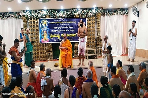 ಹುಬ್ಬಳ್ಳಿಯ ಭವಾನಿ ನಗರದ (mantralayasree)ಶ್ರೀ ರಾಘವೇಂದ್ರ ಸ್ವಾಮಿಗಳ ಶಾಖಾ ಮಠಕ್ಕೆ ಮಂತ್ರಾಲಯ ರಾಯರಮಠದ ಮಠಾಧೀಶ ಶ್ರೀ ಸುಭುದೇಂದ್ರ ತೀರ್ಥ ಶ್ರೀಪಾದಂಗಳವರು ಶನಿವಾರ ಭೇಟಿ ನೀಡಿ ಆಶೀರ್ವಚನ ನೀಡಿದರು.