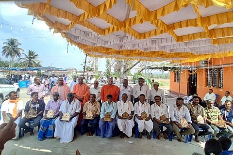 ದೇವಾಲಯ ನಿರ್ಮಾಣಕ್ಕೆ ಸಹಕರಿಸಿದ ಹುಲುಸೆ ಗ್ರಾಮದ ಕೃಷಿಕರನ್ನು ಗ್ರಾಮದ ಮಾರಮ್ಮ ದೇವಾಲಯದ ಲೋಕಾರ್ಪಣೆ ಸಮಾರಂಭದಲ್ಲಿ ಗೌರÀವಿಸಲಾಯಿತು. ಶ್ರೀ ಮಹಾಂತ ಶಿವಲಿಂಗ ಸ್ವಾಮೀಜಿ, ಶ್ರೀ ಸಿದ್ದೇಶ್ವರ ಸ್ವಾಮೀಜಿ, ಶ್ರೀ ಮಲ್ಲೇಶ ಸ್ವಾಮೀಜಿ, ಹೆಚ್.ವಿ. ಶಿವಪ್ಪ ಮತ್ತಿತರರು ಇದ್ದರು.