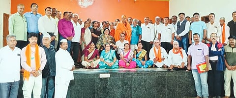 ಹಳಿಯಾಳದ ಮರಾಠ ಭವನದಲ್ಲಿ ಏರ್ಪಡಿಸಿದ್ದ ಮರಾಠಾ ಸಮಾಜದ ಜಾಗೃತಿ ಚಿಂತನ&ಮಂಥನ ಸಭೆಯಲ್ಲಿ ಮಂಗಲಾ ಕಶೀಲ್ಕರ್​ ಅವರನ್ನು ಸನ್ಮಾನಿಸಲಾಯಿತು. ಮರಾಠಾ ಜಗದ್ಗುರು ಶ್ರೀ ಮಂಜುನಾಥ ಭಾರತೀ ಸ್ವಾಮೀಜಿ ಇತರರಿದ್ದರು.