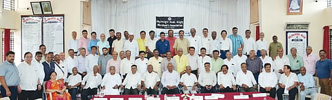 marchants meet ಹುಬ್ಬಳ್ಳಿಯ ಎಪಿಎಂಸಿಯಲ್ಲಿ ಏರ್ಪಡಿಸಿದ್ದ ಜಂಟಿ ಸಭೆಯಲ್ಲಿ ವ್ಯಾಪಾರಸ್ಥರ ಸಂಘ ಹಾಗೂ ವಾಣಿಜ್ಯೋದ್ಯಮ ಸಂಸ್ಥೆಯ ಪದಾಧಿಕಾರಿಗಳು, ಸದಸ್ಯರು ಪಾಲ್ಗೊಂಡಿದ್ದರು.