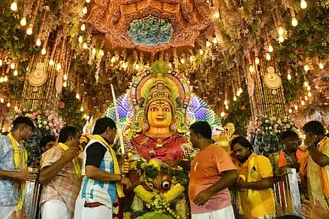 ಶಿವಮೊಗ್ಗ ಮಾರಿಕಾಂಬ ಜಾತ್ರೆಯ ಎರಡನೇ ದಿನ ಗದ್ದುಗೆಯಲ್ಲಿ ಪ್ರತಿಷ್ಠಾಪಿಸಿರುವ ದೇವಿ.