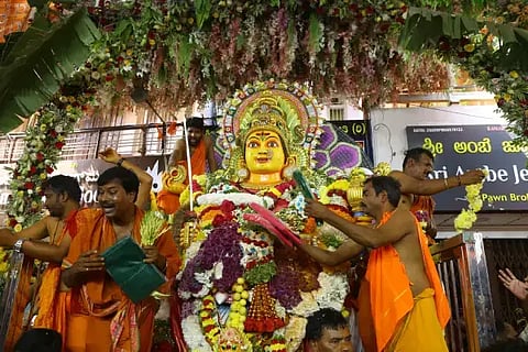 ಶಿವಮೊಗ್ಗ ಗಾಂಧಿ ಬಜಾರ್‌ನಲ್ಲಿ ಮೊದಲ ದಿನ ಪ್ರತಿಷ್ಠಾಪಿಸಿದ್ದ ಮಾರಿಕಾಂಬೆ.
