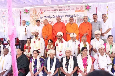 ಶಿವಮೊಗ್ಗದ ಆದಿಚುಂಚನಗಿರಿ ಶಾಖಾ ಮಠದಲ್ಲಿ ಸರಳ ಸಾಮೂಹಿಕ ವಿವಾಹ ಹಾಗೂ ಹಿರಿಯ ದಂಪತಿಗಳಿಗೆ ಸನ್ಮಾನ ಕಾರ್ಯಕ್ರಮದಲ್ಲಿ ಶ್ರೀ ಮಾದಾರ ಚೆನ್ನಯ್ಯ ಸ್ವಾಮೀಜಿ, ಶ್ರೀ ಪ್ರಸನ್ನನಾಥ ಸ್ವಾಮೀಜಿ, ಶ್ರೀ ನಾದಮಯಾನಂದನಾಥ ಸ್ವಾಮೀಜಿ ಸಾನ್ನಿಧ್ಯ ವಹಿಸಿದ್ದರು. ಆರಗ ಜ್ಞಾನೇಂದ್ರ, ರಮೇಶ್ ಹೆಗ್ಡೆ, ಚೇತನ್ ಗೌಡ ಇದ್ದರು.