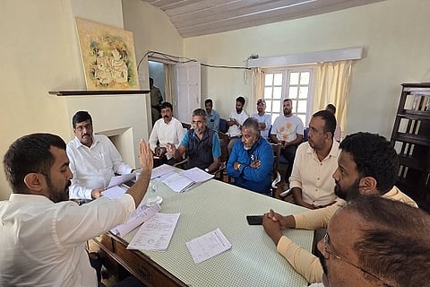 ಮಡಿಕೇರಿ ಜಾಮಿಯಾ ಮಸೀದಿ ಆಡಳಿತ ಮಂಡಳಿಯ ಪ್ರಮುಖರು ಶಾಸಕ ಡಾ.ಮಂತರ್ ಗೌಡ ಅವರನ್ನು ಭೇಟಿಯಾಗಿ ಮಸೀದಿಗೆ ಸೇರಿದ ಆಸ್ತಿಯ ಕುರಿತು ಚರ್ಚಿಸಿದರು. ನಝೀರ್ ಖುರೇಶಿ, ಹೆಚ್.ಎ. ಹಂಸ, ಎಂ.ಎನ್. ರಾವೋಫ್, ವಿ.ಜಿ. ಮೋಹನ್ ಮತ್ತಿತರರು ಇದ್ದರು.