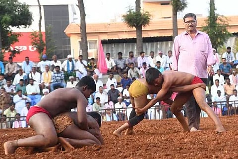 ದಾವಣಗೆರೆಯ ಬೀರಲಿಂಗೇಶ್ವರ ಮೈದಾನದಲ್ಲಿ ಆಯೋಜಿಸಿರುವ ಬಯಲು ಜಂಗಿ ಕುಸ್ತಿ ಸ್ಪರ್ಧೆಯ ದೃಶ್ಯ.  