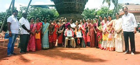 math hawkers ಹುಬ್ಬಳ್ಳಿಯ ಮೂರುಸಾವಿರ ಮಠ ಮಹಾರಥದ ಮುಂದೆ ಪತ್ರಿಕಾ ವಿತರಕರನ್ನು ಶ್ರೀ ಗಣೇಶೋತ್ಸವ ಸಮಿತಿಗಳ ಮಹಾಮಂಡಳದ ವತಿಯಿಂದ ಸನ್ಮಾನಿಸಲಾಯಿತು.