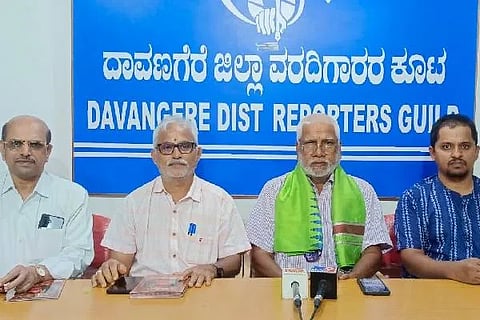 ದಾವಣಗೆರೆ ಜಿಲ್ಲಾ ವರದಿಗಾರರ ಕೂಟದಲ್ಲಿ ಮಂಗಳವಾರ ಸುದ್ದಿಗೋಷ್ಠಿಯಲ್ಲಿ ಕೊ.ಸ. ಪ್ರಸನ್ನ ಕುಮಾರ್ ಮಾತನಾಡಿದರು. ಕಂಪ್ಲಿ ಗುರುರಾಜಾಚಾರ್ಯ, ಡಾ. ಆನಂದತೀರ್ಥಾಚಾರ್ಯ ಸಿ.ಕೆ, ವಾಚಸ್ಪತಿ ಆಚಾರ್ಯ ಕಡೂರು, ರಾಮಚಂದ್ರ ರಾವ್ ಇದ್ದರು.