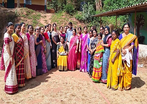 ಪೋಷಣ್ ಅಭಿಯಾನ ಯೋಜನೆಯಡಿ ಸೀಮಂತ ಕಾರ್ಯಕ್ರಮವನ್ನು ಭವ್ಯ ಅವರಿಗೆ ನೆರವೇರಿಸಲಾಯಿತು. ಸವಿತಾ ಕೀರ್ತನ್, ಪ್ರಸನ್ನ ಕುಮಾರ್, ದೇವಕಿ ಇತರರಿದ್ದರು.