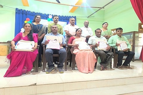 ಕೂಡಿಗೆ ಡಯಟ್ ಸಂಸ್ಥೆಯಲ್ಲಿ ಜಿಲ್ಲಾಮಟ್ಟದ ಗಣಿತ ವಿಚಾರ ಸಂಕಿರಣ: 2026 ಕಾರ್ಯಕ್ರಮದಲ್ಲಿ ಗಣಿತ ಸ್ಪರ್ಧೆಯಲ್ಲಿ ಉತ್ತಮ ಸಾಧನೆ ಮಾಡಿದ ಸರ್ಕಾರಿ ಹಿರಿಯ ಪ್ರಾಥಮಿಕ ಶಾಲೆಗಳ ಮುಖ್ಯಸ್ಥರು ಹಾಗೂ ಕ್ಲಸ್ಟರ್ ಸಂಪನ್ಮೂಲ ವ್ಯಕ್ತಿ( ಸಿ.ಆರ್.ಪಿ.) ಗಳನ್ನು ಸನ್ಮಾನಿಸಲಾಯಿತು. ರಾಮಚಂದ್ರರಾಜೇ ಅರಸ್, ಅಂಜಲೀನಾ ಗ್ರೇಗರಿ, ವಿ. ವಿಜಯ್ ಮತ್ತಿತರರು ಇದ್ದರು.