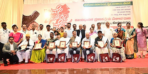 ಹುಬ್ಬಳ್ಳಿಯಲ್ಲಿ ಭಾನುವಾರ (nagamohandas) ಏರ್ಪಡಿಸಿದ್ದ 12ನೇ ಮೇ ಸಾಹಿತ್ಯ ಮೇಳದ ಸಮಾರೋಪ ಸಮಾರಂಭದಲ್ಲಿ ಫೈಜ್ನಟ್ರಾಜ್, ಎಸ್.ಕೆ. ಕಾಂತಾ, ಬಾ.ಹ. ರಮಾಕುಮಾರಿ, ಲಕ್ಷ್ಮಣ ಹೂಗಾರ, ಪಿ. ಅಬ್ದುಲ್ಲಾ, ಕೃಷ್ಣಮೂರ್ತಿ ಚಮರಂ, ಚಂದ್ರಮ್ಮ, ತುಕಾರಾಂ ಚಂಚಲಕರ ಅವರಿಗೆ ವಿವಿಧ ಪ್ರಶಸ್ತಿ ನೀಡಿ ಗೌರವಿಸಲಾಯಿತು.