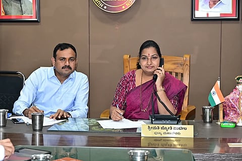 ಮಹಾನಗರ ಪಾಲಿಕೆ ಹುಬ್ಬಳ್ಳಿ ಮುಖ್ಯ ಕಚೇರಿಯಲ್ಲಿ ಆಯೋಜಿಸಿದ್ದ ಫೋನ್ ಇನ್ ಕಾರ್ಯಕ್ರಮದಲ್ಲಿ ಮೇಯರ್ ಜ್ಯೋತಿ ಪಾಟೀಲ ಮಾತನಾಡಿದರು. ಪಾಲಿಕೆ ಆಯುಕ್ತ ಡಾ. ರುದ್ರೇಶ ಘಾಳಿ ಹಾಜರಿದ್ದರು.   water