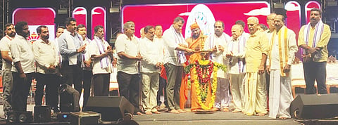 ಬೆದ್ರ ಉತ್ಸವಕ್ಕೆ ಸಂಸದ ಬ್ರಿಜೇಶ್ ಚೌಟ ಚಾಲನೆ ನೀಡಿದರು. ಎಂ.ಸಿ.ಎಸ್ ಬ್ಯಾಂಕ್ ಅಧ್ಯಕ್ಷ ಬಾಹುಬಲಿ ಪ್ರಸಾದ್, ಕಟಪಾಡಿ ದ್ವಾರಕಮಯಿ ಮಠದ ಸಾಯಿ ಈಶ್ವರ ಗುರೂಜಿ,  ಜೈನ ಮಠದ ಸ್ವಸ್ತಿಶ್ರೀ ಚಾರುಕೀರ್ತಿ ಭಟ್ಟಾರಕ ಪಂಡಿತಾಚಾರ್ಯವರ್ಯ ಸ್ವಾಮೀಜಿಮೊದಲಾದವರಿದ್ದರು.