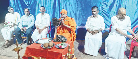 ಮೂಡುಬಿದಿರೆ ಸಾವಿರಕಂಬದ ಬಸದಿಯಲ್ಲಿ ಕಿರಿಯ ರಥೋತ್ಸವದ ಅಂಗವಾಗಿ ಧಾರ್ಮಿಕ ಸಭೆಯಲ್ಲಿ ಭಟ್ಟಾರಕ ಸ್ವಾಮೀಜಿ ಆಶೀರ್ವಚನ ನೀಡಿದರು. ಬಸದಿಗಳ ಮೊಕ್ತೇಸರರಾದ ಪಟ್ಣಶೆಟ್ಟಿ ಸುದೇಶ್ ಕುಮಾರ್, ಸುದೀಶ್, ಆದರ್ಶ್ ಇದ್ದರು.