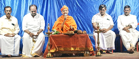  ಸಾವಿರ ಕಂಬದ ಬಸದಿಯಲ್ಲಿ ನಡೆದ ಶ್ರಮಣ ಸಂಸ್ಕೃತಿ ಸಮ್ಮೇಳನದಲ್ಲಿ ಮೂಡುಬಿದಿರೆ ಭಟ್ಟಾರಕ ಸ್ವಾಮೀಜಿ ಆಶೀರ್ವಚನ ನೀಡಿದರು. ಪ್ರಮುಖರಾದ ಪಟ್ಣಶೆಟ್ಟಿ ಸುದೇಶ್, ಆದರ್ಶ್, ಜಯರಾಜ್ ಕಾಂಬ್ಳಿ ಮೊದಲಾದವರಿದ್ದರು.