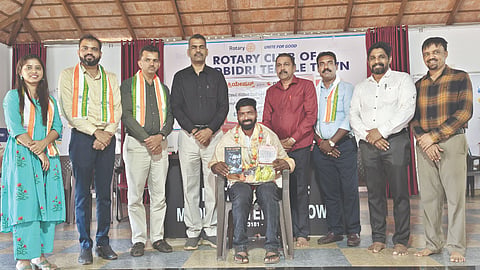  ಮೂಡುಬಿದಿರೆ ಕೀರ್ತಿನಗರದಲ್ಲಿ ನಡೆದ ಉಚಿತ ಶ್ರವಣ ತಪಾಸಣೆ ಕಾರ್ಯಕ್ರಮದಲ್ಲಿ ಈಶ್ವರ ಮಲ್ಪೆ ಅವರನ್ನು ಸನ್ಮಾನಿಸಲಾಯಿತು. ಪ್ರಮುಖರಾದ ಡಾ.ಮಂದಾರ ರಾಜೇಶ್ ಭಟ್, ಶ್ರೀನಿವಾಸ್ ನಾಯಕ್ ಇಂದಾಜೆ, ಉಮೇಶ್ ರಾವ್ ಕೆ., ಉದಯಕುಮಾರ್ ಮೊದಲಾದವರು ಉಪಸ್ಥಿತರಿದ್ದರು.