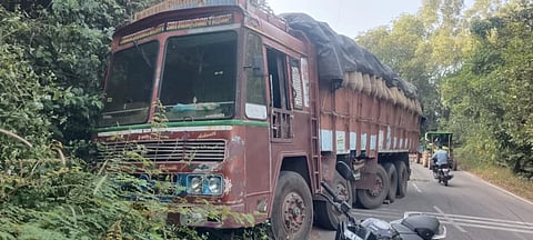   ಕಡಂದಲೆ ಕಡಿದಾದ ಪ್ರದೇಶದಲ್ಲಿ ಗೋಡೆಗೆ ತಾಗಿರುವ ಲಾರಿ.