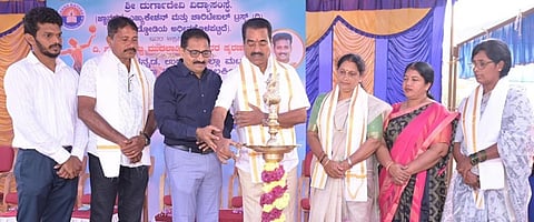 ನಿಡ್ಡೋಡಿ ಶ್ರೀ ದುರ್ಗಾದೇವಿ ವಿದ್ಯಾಸಂಸ್ಥೆಯಲ್ಲಿ ವಾಲಿಬಾಲ್ ಪಂದ್ಯಾಟವನ್ನು ಶಾಸಕ ಉಮಾನಾಥ ಕೋಟ್ಯಾನ್ ಉದ್ಘಾಟಿಸಿದರು.