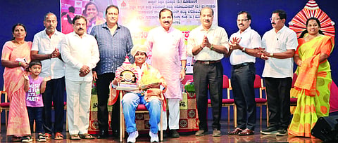 ವಿಶ್ವಕಪ್ ಕಬಡ್ಡಿ ವಿಜೇತೆ ಧನಲಕ್ಷ್ಮೀ ಅವರನ್ನು ಆಳ್ವಾಸ್ ಶಿಕ್ಷಣ ಪ್ರತಿಷ್ಠಾನದಿಂದ ಅಭಿನಂದಿಸಲಾಯಿತು.  