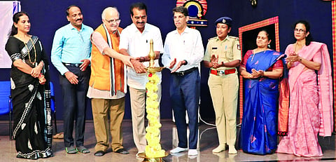 ಗ್ರಾಹಕರ ಜಾಗೃತಿ ಕಾರ್ಯಕ್ರಮದಲ್ಲಿ ಸೋಮಶೇಖರ್ ವಿ.ಕೆ., ಸಂತೋಷ್ ಕುಮಾರ್ ಶೆಟ್ಟಿ, ಉಮಾನಾಥ್ ಕೋಟ್ಯಾನ್, ಪ್ರತಿಭಾ ಮತ್ತಿತರರಿದ್ದರು.
