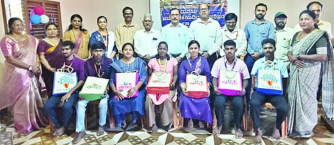 ಪ್ರಾಂತ್ಯ ಶಾಲೆಯಲ್ಲಿ ವಿಶ್ವ ವಿಕಲಾಂಗರ ದಿನ ಕಾರ್ಯಕ್ರಮದಲ್ಲಿ ಸಾಧಕ ವಿಕಲಾಂಗರನ್ನು ಸನ್ಮಾನಿಸಲಾಯಿತು. 