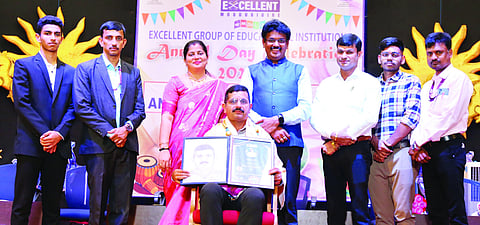 ಎಕ್ಸಲೆಂಟ್ ಆಂಗ್ಲ ಮಾಧ್ಯಮ ಶಾಲೆಯ ವಾರ್ಷಿಕೋತ್ಸವ ಸಮಾರಂಭದಲ್ಲಿ ಬೆಂಗಳೂರು ಡಿವೈಎಸ್‌ಪಿ ಪ್ರಮೋದ್ ಕುಮಾರ್ ಬಿ. ಅವರನ್ನು ಗೌರವಿಸಲಾಯಿತು. 