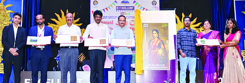 ರಾಣಿ ಚೆನ್ನಭೈರಾದೇವಿಯ ಅಂಚೆ ಚೀಟಿಯ ಬೃಹತ್ ಗಾತ್ರದ ಚಿತ್ರವನ್ನು ಎಕ್ಸಲೆಂಟ್ ಪಿಯು ಕಾಲೇಜಿನಲ್ಲಿ ಅನಾವರಣಗೊಳಿಸಲಾಯಿತು.
