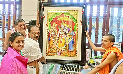 ಗೋಕರ್ಣ ಪರ್ತಗಾಳಿ ಮಠದ ಸ್ವಾಮೀಜಿ ಅವರಿಗೆ ಮಹೇಶ್ ಪಿ.ಹುಲೇಕಲ್ ಅವರು ‘ಪಟ್ಟಾಭಿರಾಮ’ ಕಲಾಕೃತಿ ಸಮರ್ಪಣೆ ಮಾಡಿದರು.