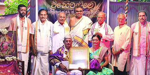 ಡಿಜಿ ಯಕ್ಷ ಫೌಂಡೇಶನ್ ವತಿಯಿಂದ ಹಿರಿಯ ಮೇರು ಮದ್ದಳೆಗಾರರಾದ ಪದ್ಯಾಣ ಶಂಕರನಾರಾಯಣ ಭಟ್ ಅವರಿಗೆ ಪ್ರಶಸ್ತಿ ನೀಡಿ ಗೌರವಿಸಲಾಯಿತು.