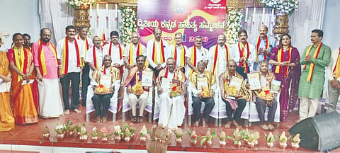  ಮೂಡುಬಿದಿರೆ ತಾಲೂಕು ಸಾಹಿತ್ಯ ಸಮ್ಮೇಳನ ಸಮಾರಂಭದಲ್ಲಿ ವಿವಿಧ ಸಾಧಕರನ್ನು ಗೌರವಿಸಲಾಯಿತು. ಸಮ್ಮೇಳನ ಅಧ್ಯಕ್ಷ ಅಬ್ದುಲ್ ಹಮೀದ್ ಪಕ್ಕಲಡ್ಕ, ಮುಖ್ಯ ಅತಿಥಿಗಳಾಗಿ ಕಸಾಪ ಜಿಲ್ಲಾಧ್ಯಕ್ಷ ಡಾ.ಎಂ.ಪಿ.ಶ್ರೀನಾಥ್, ಮಾಜಿ ಅಧ್ಯಕ್ಷ ಪ್ರದೀಪ್ ಕುಮಾರ್ ಕಲ್ಕೂರು, ಮಾಜಿ ಸಚಿವ ಕೆ.ಅಭಯಚಂದ್ರ ಮೊದಲಾದವರಿದ್ದರು.