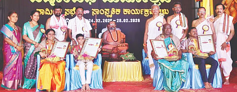  ಮೂಡುಬಿದಿರೆ ಕಾಳಿಕಾಂಬಾ ದೇವಸ್ಥಾನ ಮಹೋತ್ಸವ ಧಾರ್ಮಿಕ ಸಭೆಯಲ್ಲಿ ಸಾಧಕರನ್ನು ಸನ್ಮಾನಿಸಲಾಯಿತು. ಪಡುಕುತ್ಯಾರು ಶ್ರೀ ಕಾಳಹಸ್ತೇಂದ್ರ ಸರಸ್ವತಿ ಸ್ವಾಮೀಜಿ, ದೇವಸ್ಥಾನದ ಆಡಳಿತ ಮೊಕ್ತೇಸರ ಎಂ.ಕೆ.ಬಾಲಕೃಷ್ಣ ಆಚಾರ್ಯ ಮೊದಲಾದವರಿದ್ದರು.