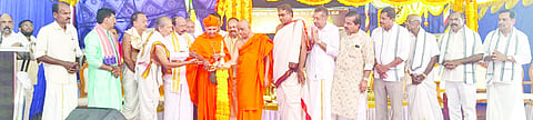 ಶ್ರೀ ಮಿಜಾರು ಕ್ಷೇತ್ರ ಮಹಾತ್ಮೆ ಯಕ್ಷಗಾನ ಪ್ರಸಂಗ ಲೋಕಾರ್ಪಣೆ ಸಮಾರಂಭ ಉದ್ಘಾಟಿಸಲಾಯಿತು. ಒಡಿಯೂರು ಶ್ರೀ, ಭಟ್ಟಾರಕ ಚಾರುಕೀರ್ತಿ ಪಂಡಿತಾಚಾರ್ಯವರ್ಯ ಸ್ವಾಮೀಜಿ, ಮಾಜಿ ಸಚಿವ ಕೆ.ಅಭಯಚಂದ್ರ ಜೈನ್ ಮೊದಲಾದವರಿದ್ದರು.